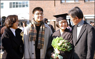 윤아 양의 졸업식에서 가족들이 자리를 함께 했다. 